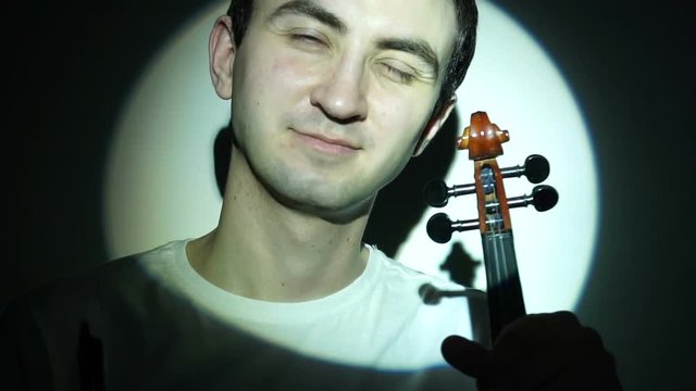 Violinist winces when holding the fiddle