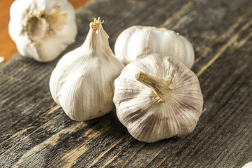 heads of garlic on the table