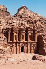 Giordania, sito archeologico di Petra, 02/10/2013: il Monastero, conosciuto come Ad Deir o El Deir, il famoso monumento scavato nella roccia nell’antica città rosa dei Nabatei 