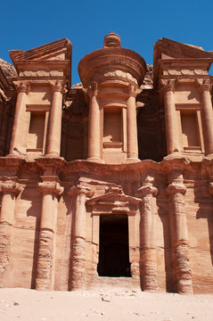 Giordania, sito archeologico di Petra, 02/10/2013: il Monastero, conosciuto come Ad Deir o El Deir, il famoso monumento scavato nella roccia nell’antica città rosa dei Nabatei 