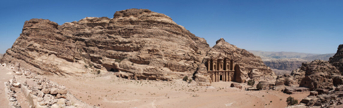Sito archeologico di Petra, 02/10/2013: paesaggio desertico con vista del Monastero, conosciuto come Ad Deir o El Deir, il famoso monumento scavato nella roccia nell’antica città rosa dei Nabatei 