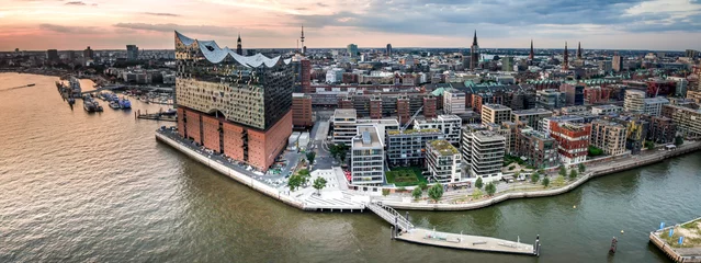 Luftaufnahme der Hafencity in Hamburg bei Sonnenuntergang © Jonas Weinitschke