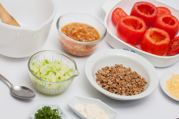 Stuffed tomatoes preparation : Cooked Ingredients to prepare stuffed tomatoes 