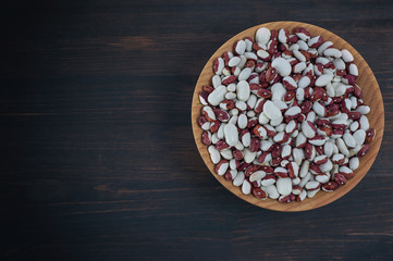 Obraz na płótnie Canvas White red beans in a wooden bowl