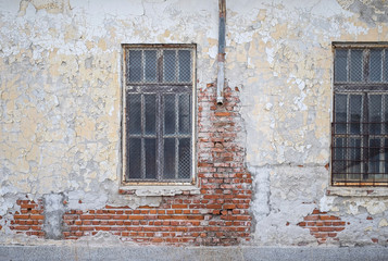 Fototapeta na wymiar Old abandoned house windows 1