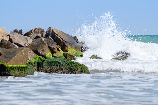 Fototapeta Water splash on stone beach 5