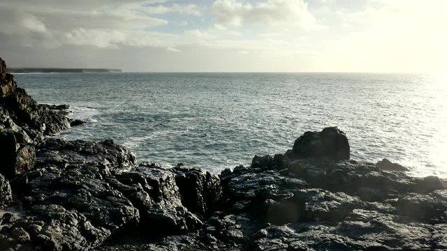 geyser antre les rochers (vid&eacute;o 4k)
