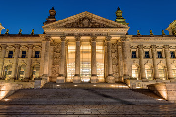Obraz premium Detail of the Reichstag in Berlin at night