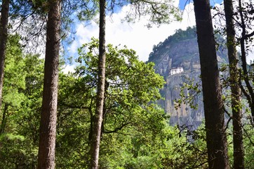 Fototapeta premium Scenic View of Taktsang Palphug Monastery, or the Tiger's Nest, from Afar