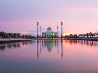 Naklejka premium Mosque at south of Thailand like taj mahal