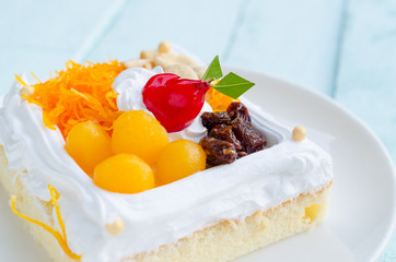 Piece of cake with cashew nut, raisin and Thai sweetmeat made of egg yolk.