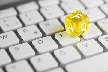FAQ - Frage Antwort - gelber Würfel auf Tastatur