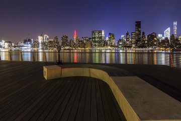 Obraz premium Manhattan at night, view from Long Island