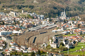 Obraz premium Ville de Lourdes, son Chateau Fort, sa Basilique, sa gare