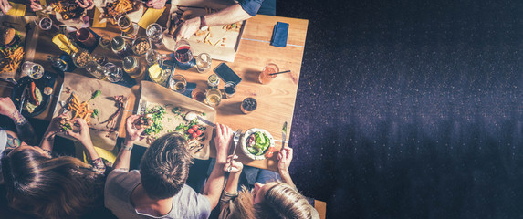 Mit Freundem beim Essen 