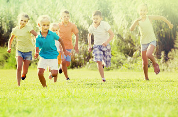 ﻿children running in park
