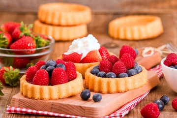 Tartlets with forest fruits. 