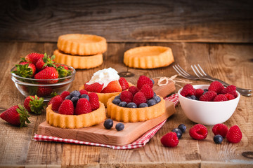 Tartlets with forest fruits. 