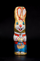 Wielkanocny czekoladowy królik w opakowaniu - obrazy, fototapety, plakaty