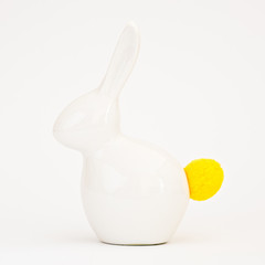 Porcelanowy królik z żółtym ogonem
