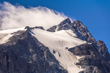 Wolken ziehen über den schneebedeckten Großglockner in Österreich
