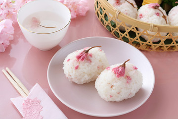 桜おにぎりと桜湯