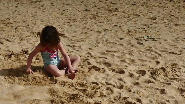 enfant jouant dans le sable