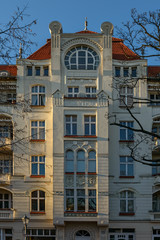 Geschmückte Altbaufassade am Neuköllner Richardplatz
