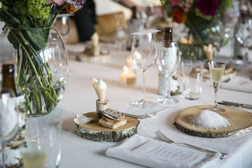 Festlich gedeckter Tisch mit vegetarischer Auster