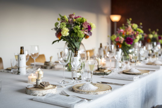 Festlich gedeckter Tisch mit vegetarischer Auster