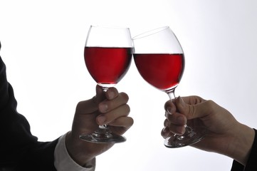 赤ワインで乾杯する男女の手