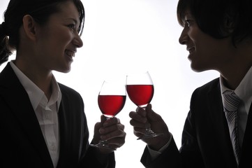 ワインで乾杯するカップル