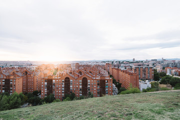 Fototapeta premium Madrid cityscape at sunset with purple clouds