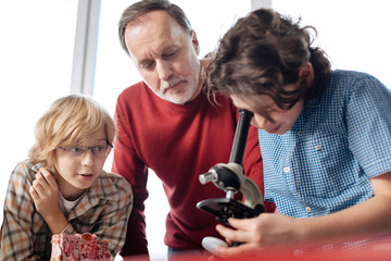 Helping admirable teacher assisting with experiment conduction