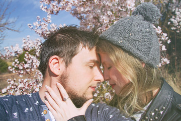 Pareja de novios cara a cara en un gesto de amor