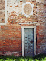 Fototapeta na wymiar ancient brick wall with doorway
