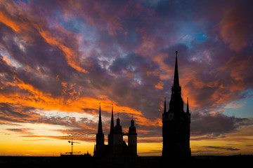 Fototapeta premium Marienkirche und Roter Turm in Halle Saale am Abend, Sachsen Anhalt in Deutschland
