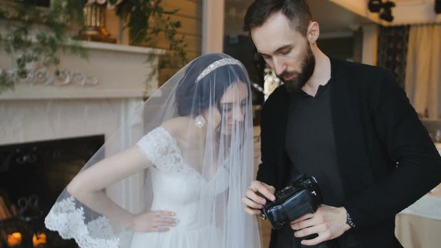 photographer shows bride photos on the camera