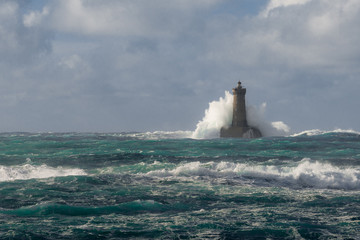Le phare du Four au au large des côte bretonnes en pleine tempête - Porspoder en Bretagne - obrazy, fototapety, plakaty