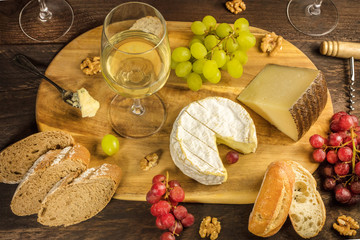 Wine and cheese tasting, with bread and grapes