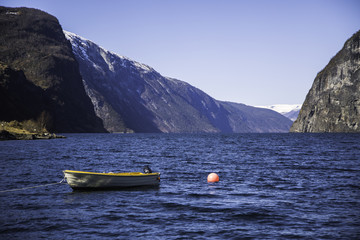 Łódka na uwięzi, fiord Flam, Norwegia © 8pietro