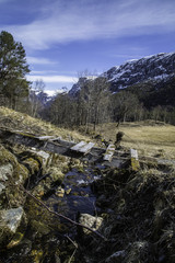 Mostek nad strumykiem w górach, norwegia © 8pietro