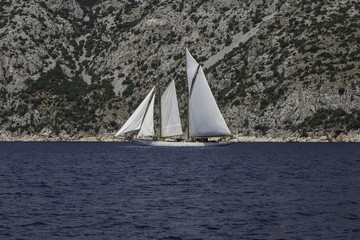 jacht trzymasztowy na morzu w chorwacji © 8pietro