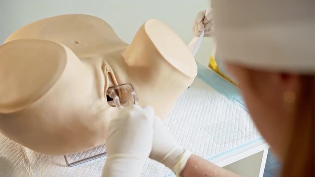 Medic training with uterus speculum