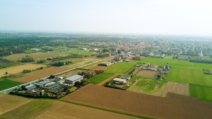 Natura e paesaggio comune di Cesate, Milano: vista aerea di un campo, case e abitazioni, coltivazione, prato verde, campagna, agricoltura, alberi. Italia