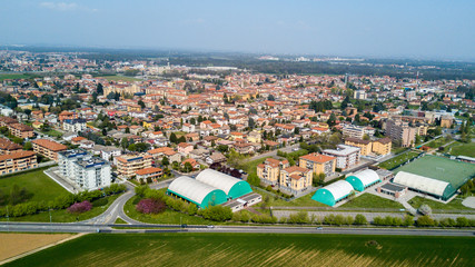 Natura e paesaggio comune di Solaro, Milano: vista aerea di un campo, case e abitazioni, coltivazione, prato verde, campagna, agricoltura, alberi. Italia