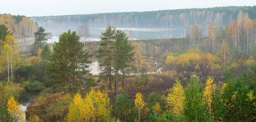туманное осеннее утро в лесу с рекой, Россия, Урал  © 7ynp100