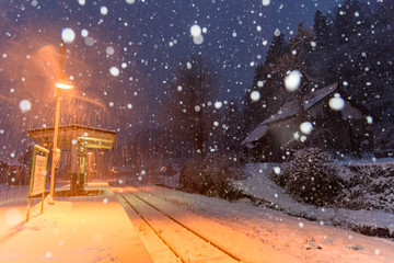 雪の舞う田舎駅