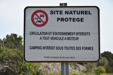 Panneau site naturel protégé, interdit.