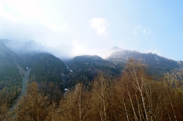 Panorama di montagna con vette e nuvole bianche Valmalenco Italia